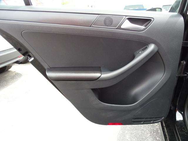 2014 Volkswagen Jetta 4dr Sedan 5M